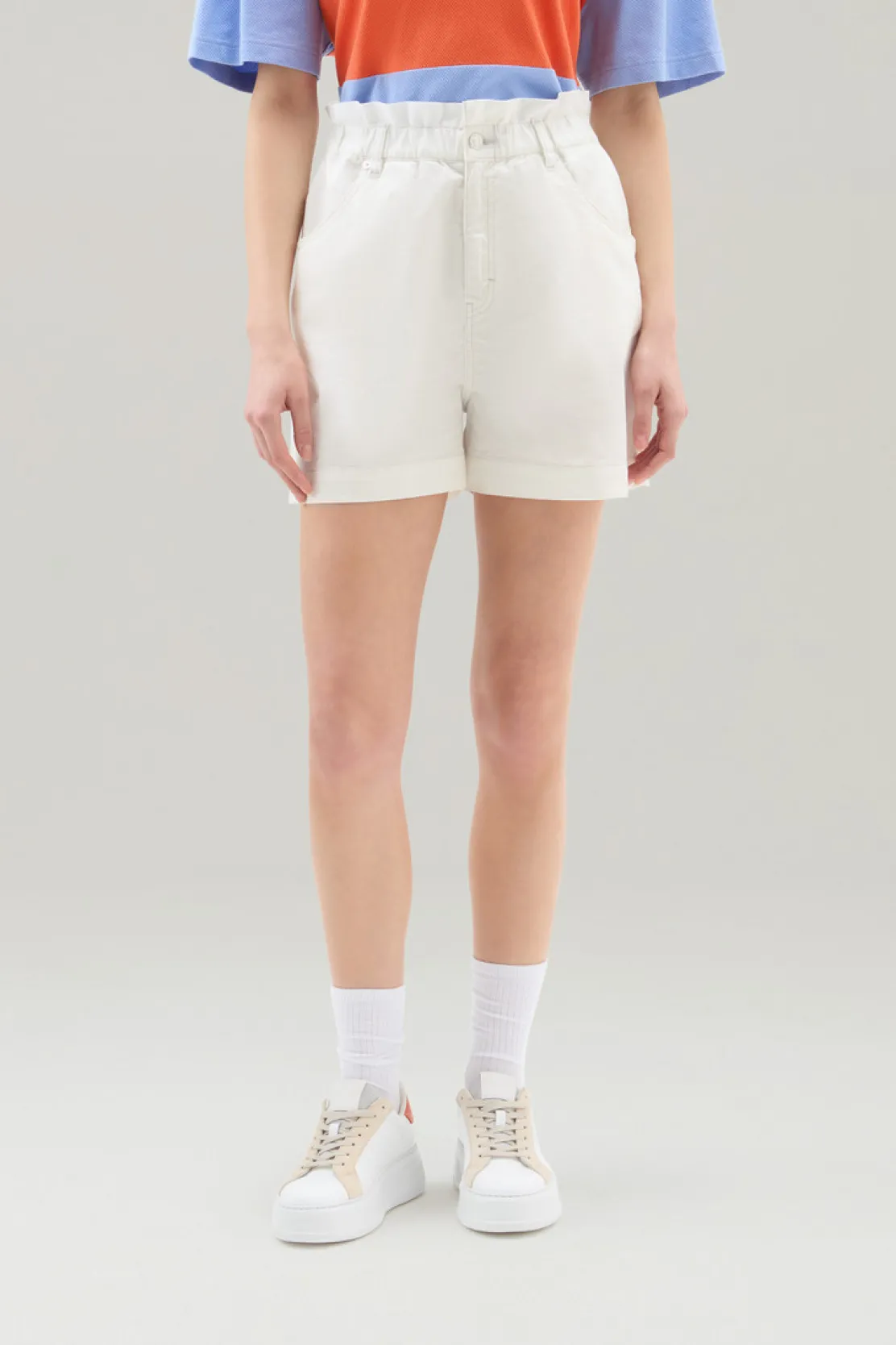 Pantaloni e pantaloncini>Woolrich Bermuda In Twill Di Cotone Elasticizzato A Vita Alta Plaster White