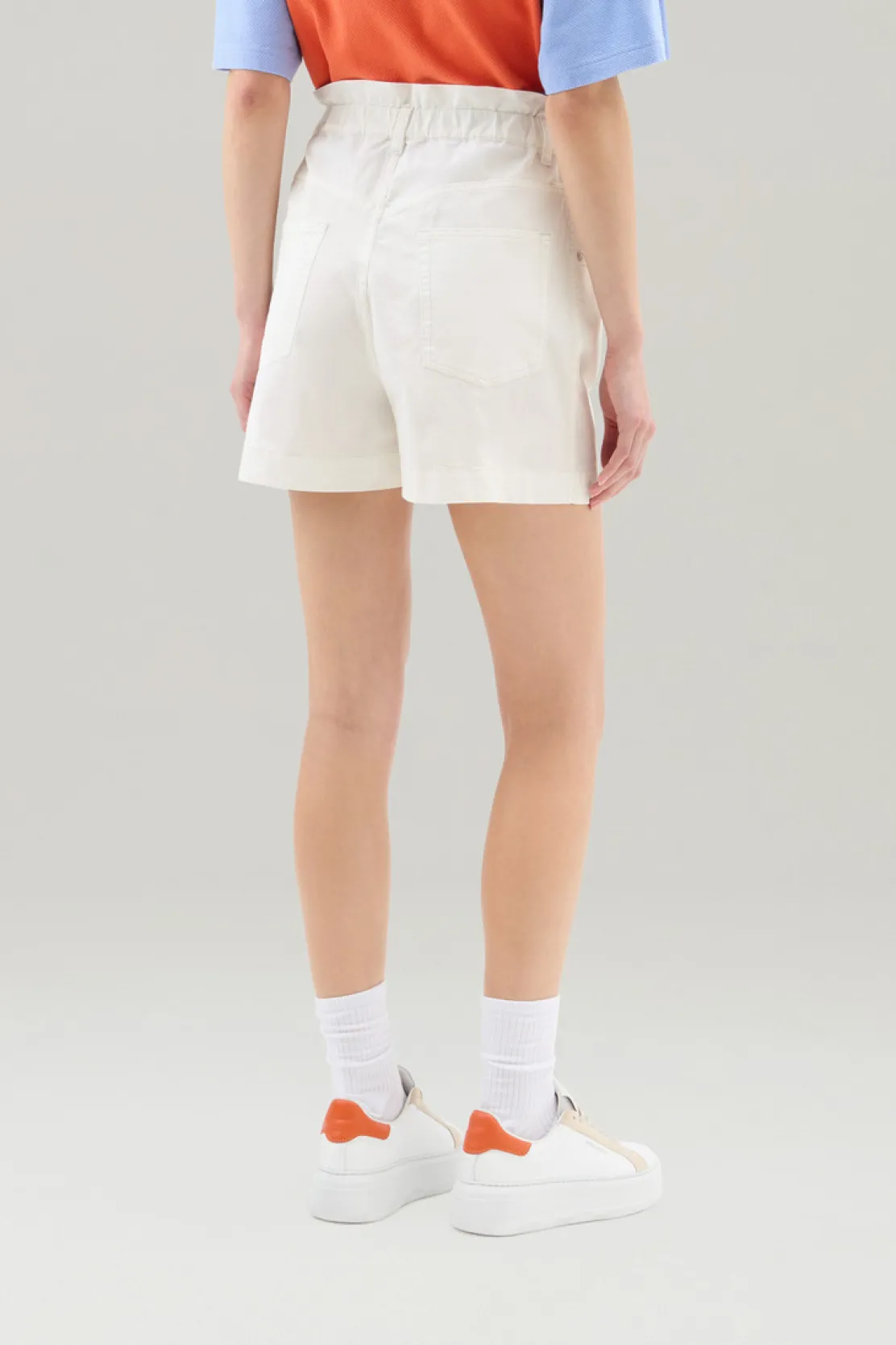 Pantaloni e pantaloncini>Woolrich Bermuda In Twill Di Cotone Elasticizzato A Vita Alta Plaster White