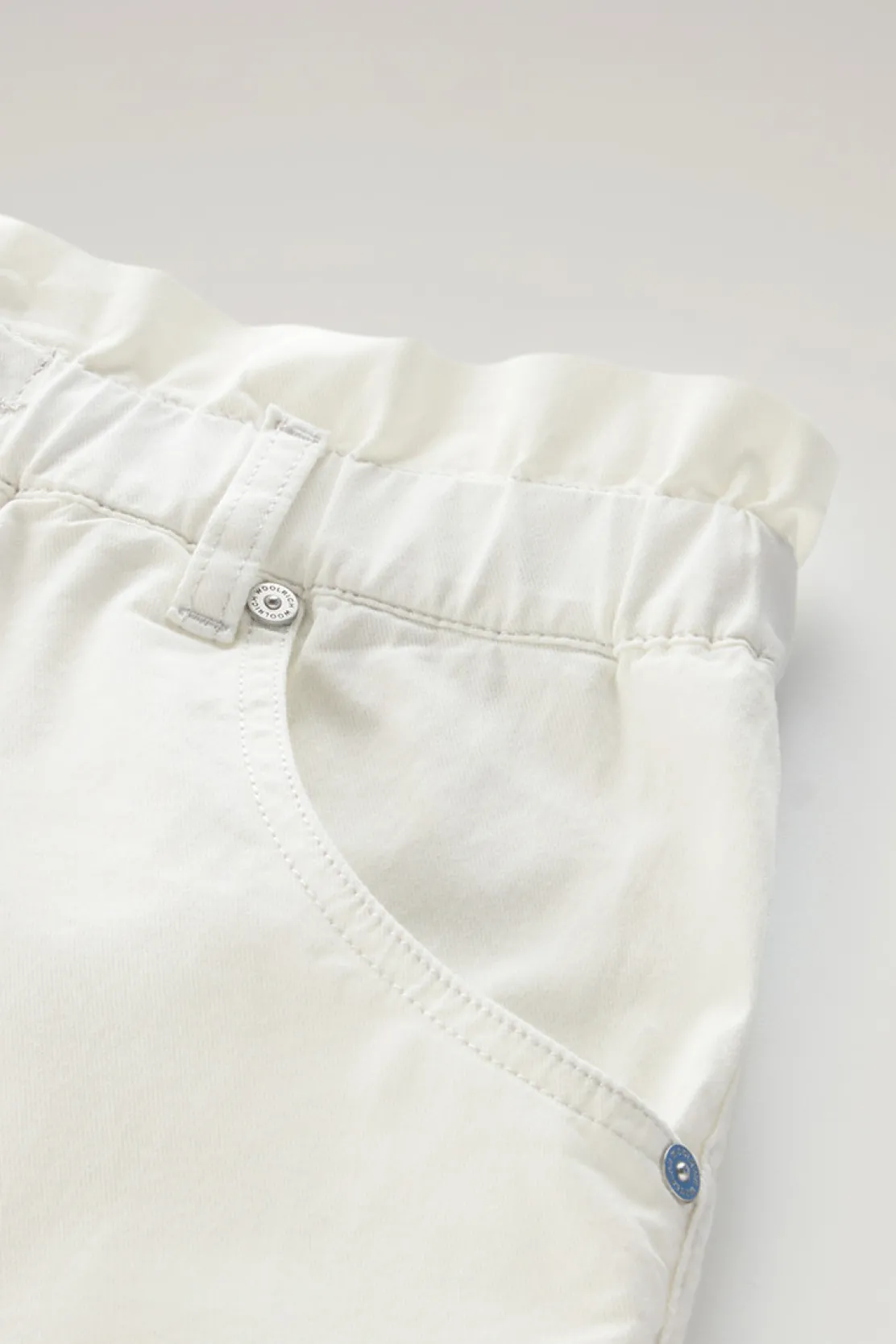Pantaloni e pantaloncini>Woolrich Bermuda In Twill Di Cotone Elasticizzato A Vita Alta Plaster White