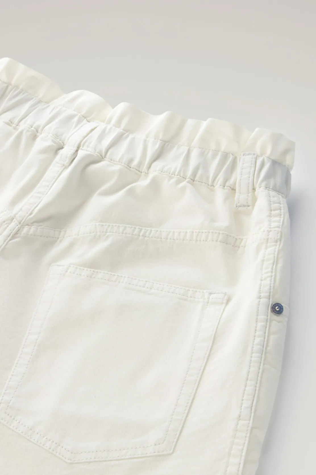 Pantaloni e pantaloncini>Woolrich Bermuda In Twill Di Cotone Elasticizzato A Vita Alta Plaster White