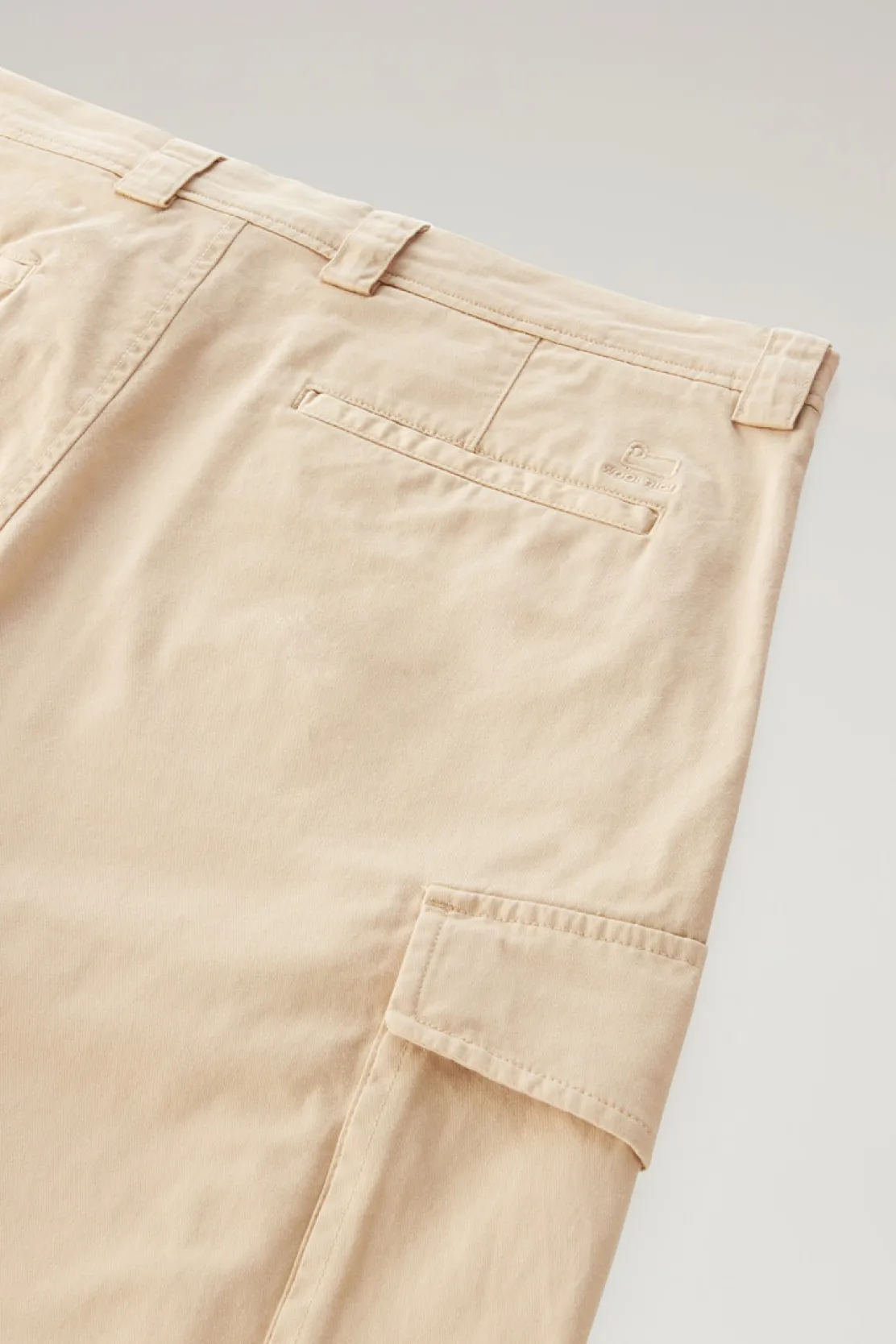 Pantaloni e pantaloncini>Woolrich Pantaloncini Cargo Tinti In Capo In Cotone Elasticizzato Beach Sand