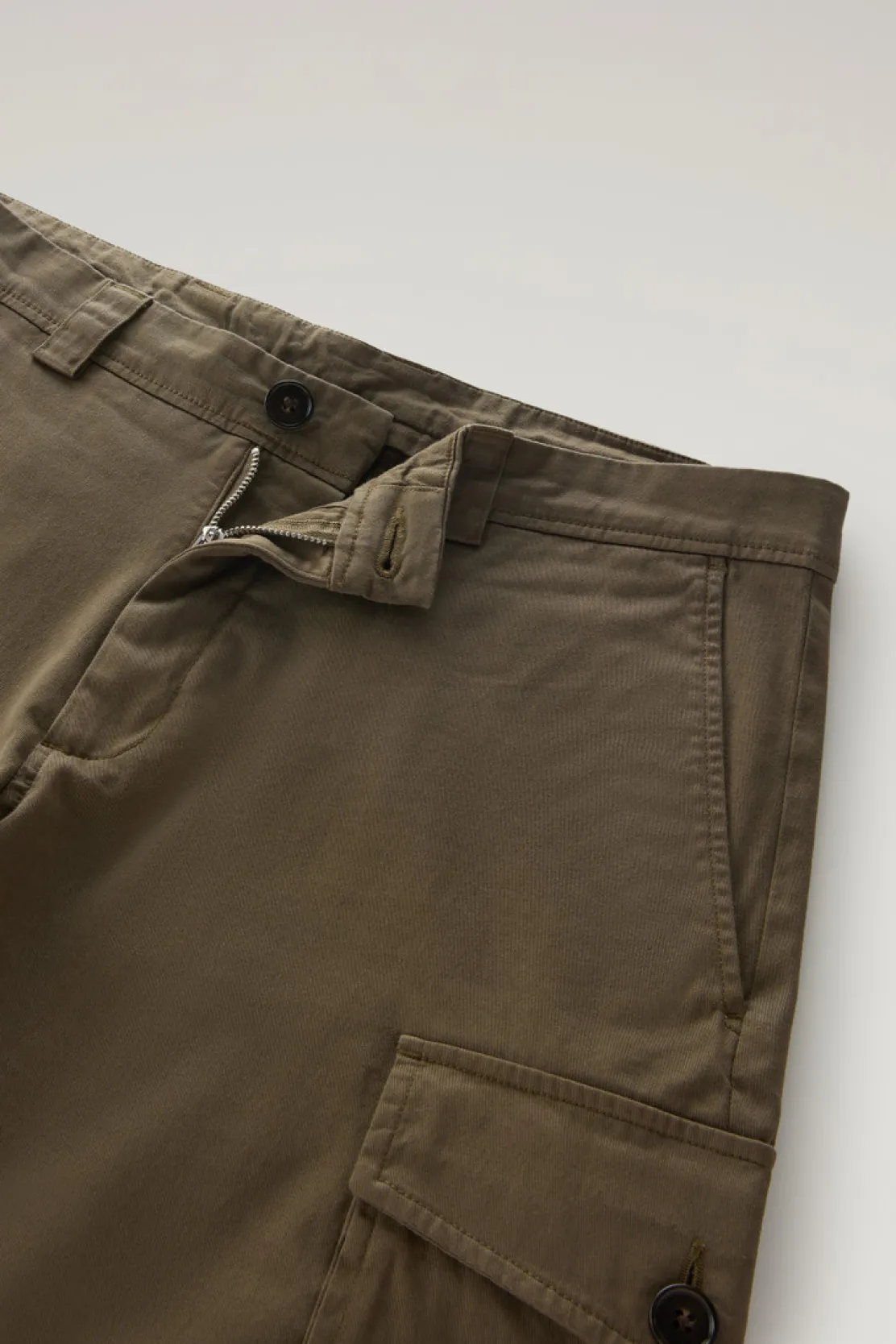 Pantaloni e pantaloncini>Woolrich Pantaloncini Cargo Tinti In Capo In Cotone Elasticizzato Lake Olive