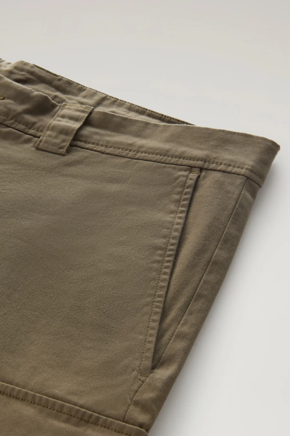 Pantaloni e pantaloncini>Woolrich Pantaloncini Cargo Tinti In Capo In Cotone Elasticizzato Lake Olive