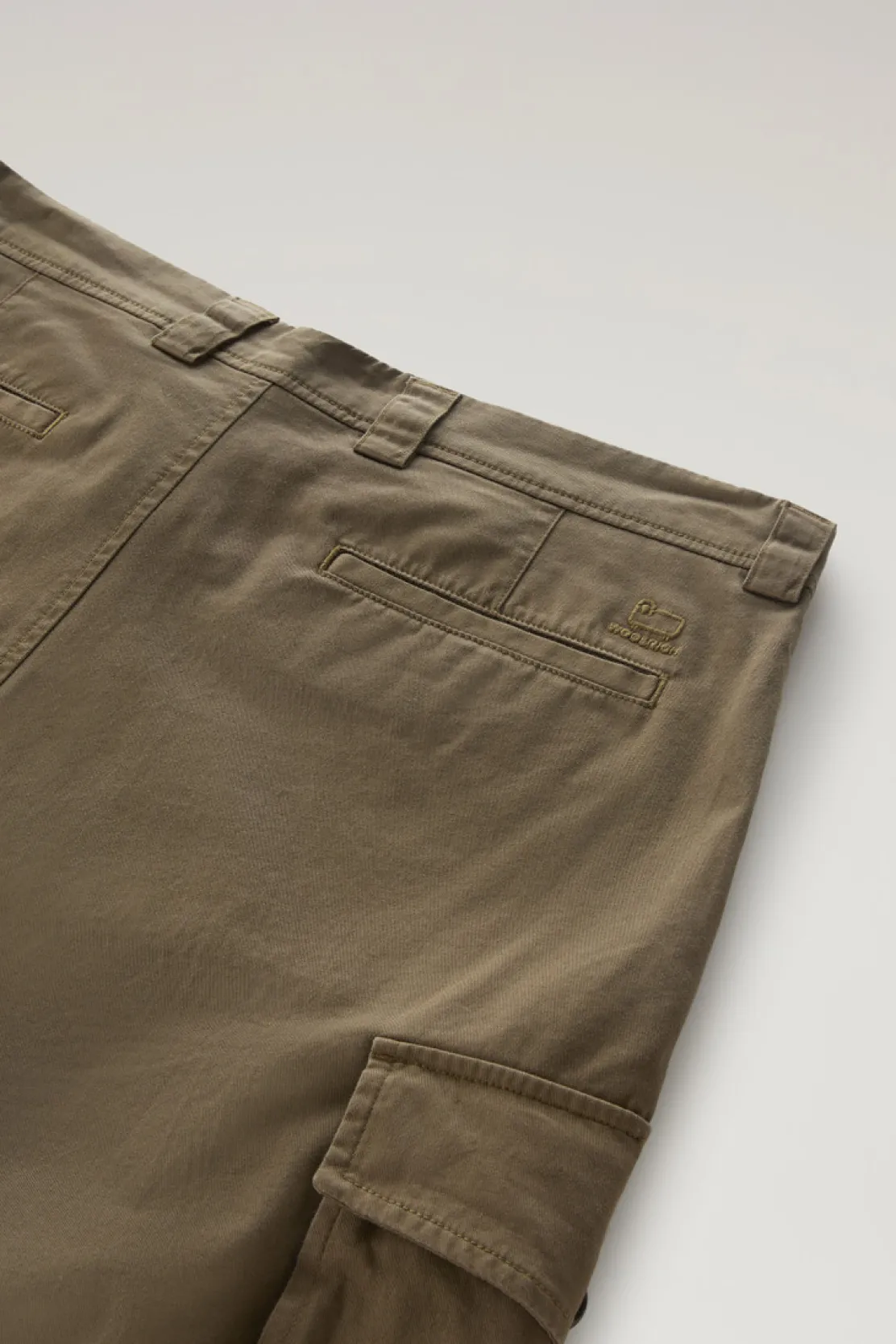 Pantaloni e pantaloncini>Woolrich Pantaloncini Cargo Tinti In Capo In Cotone Elasticizzato Lake Olive