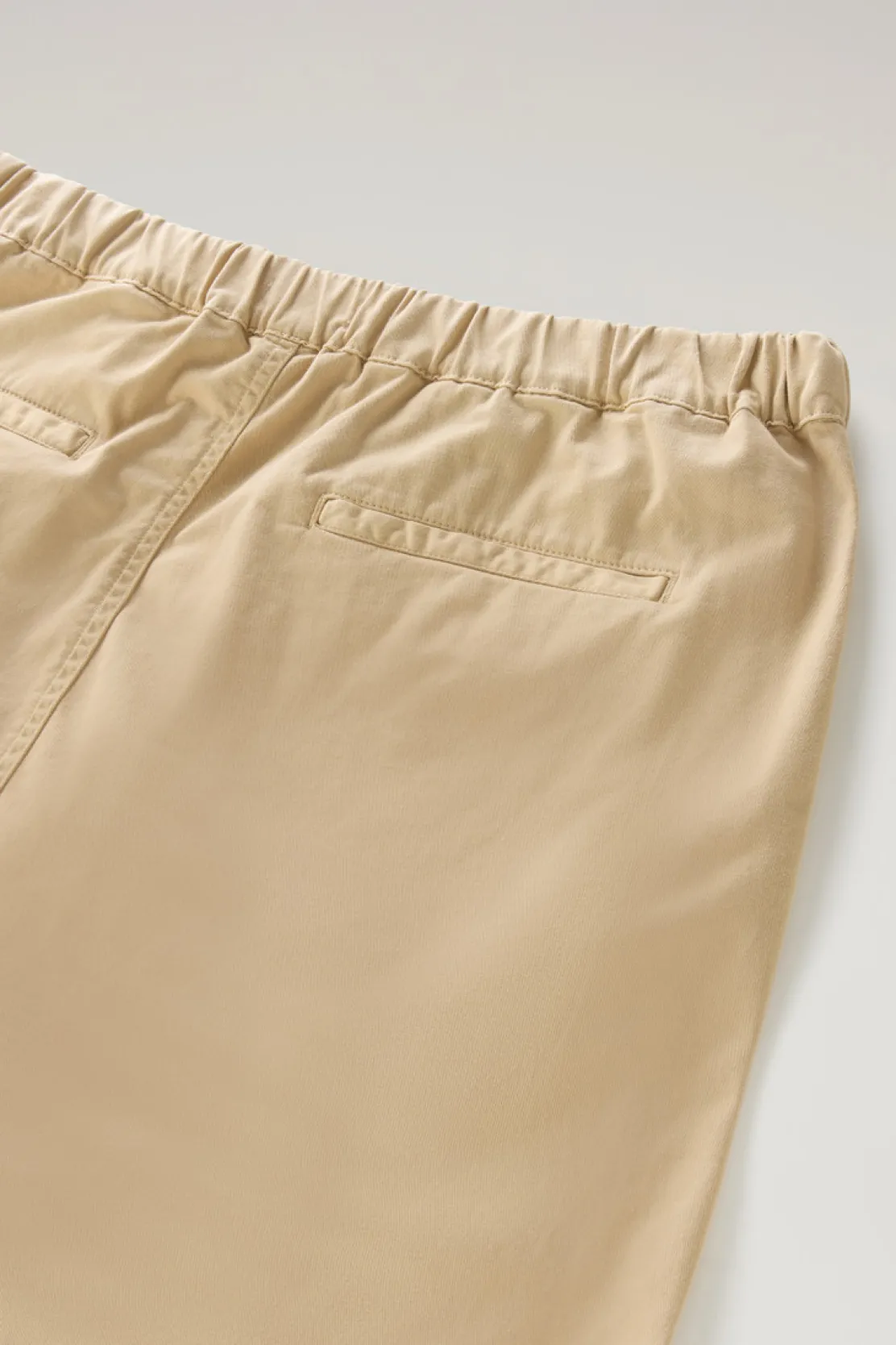 Pantaloni e pantaloncini>Woolrich Pantaloncini Chino Tinti In Capo In Cotone Elasticizzato Beach Sand