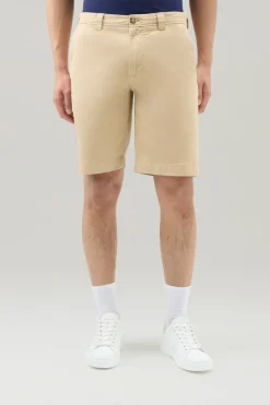 Pantaloni e pantaloncini>Woolrich Pantaloncini Chino Tinti In Capo In Cotone Elasticizzato Beach Sand