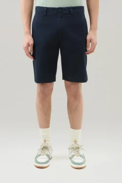 Pantaloni e pantaloncini>Woolrich Pantaloncini Chino Tinti In Capo In Cotone Elasticizzato Melton Blue