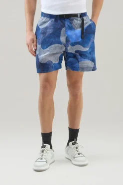 Pantaloni e pantaloncini>Woolrich Pantaloncini In Nylon Crinkle Con Stampa Royal Camo