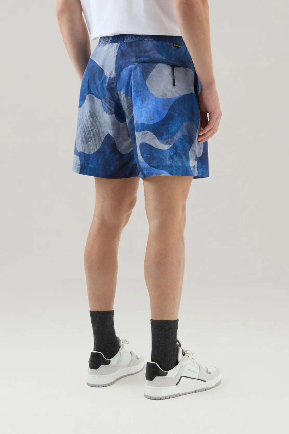 Pantaloni e pantaloncini>Woolrich Pantaloncini In Nylon Crinkle Con Stampa Royal Camo