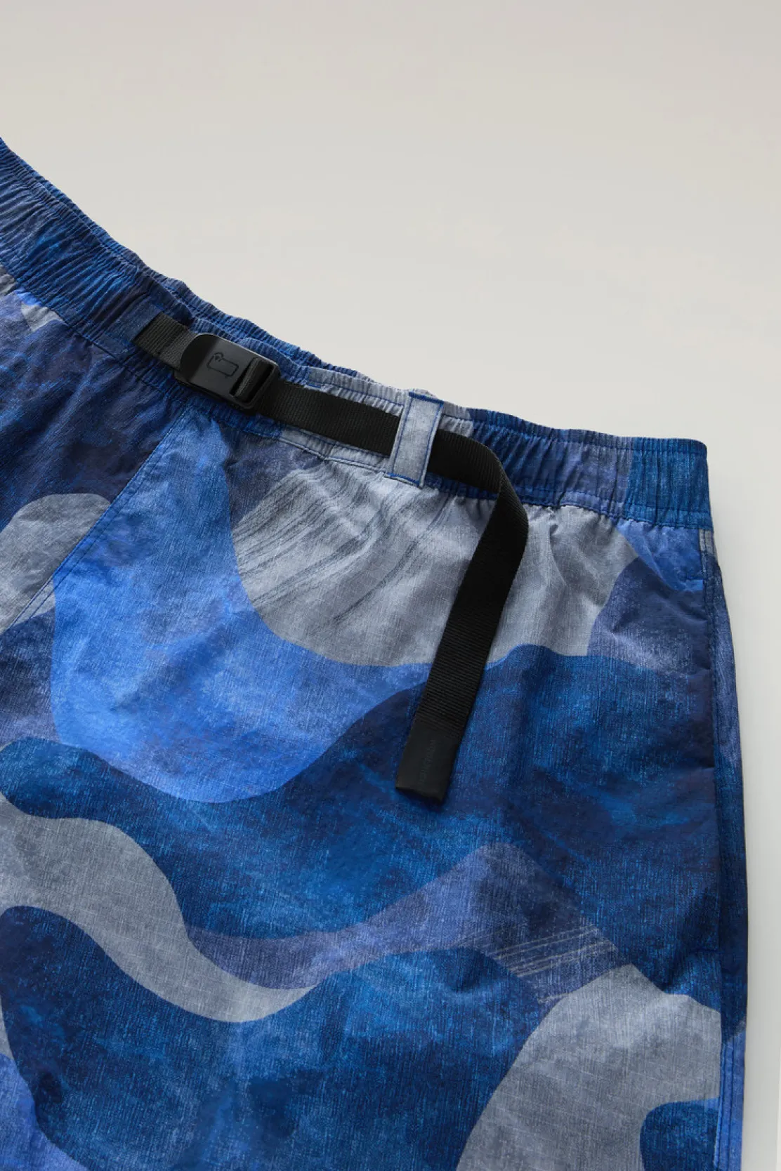 Pantaloni e pantaloncini>Woolrich Pantaloncini In Nylon Crinkle Con Stampa Royal Camo