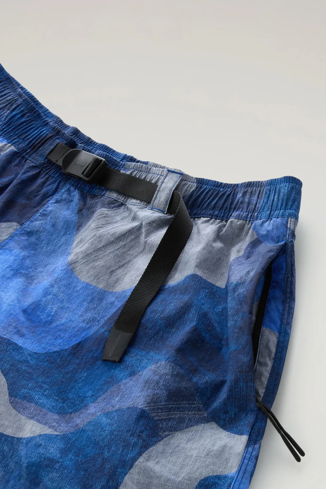 Pantaloni e pantaloncini>Woolrich Pantaloncini In Nylon Crinkle Con Stampa Royal Camo