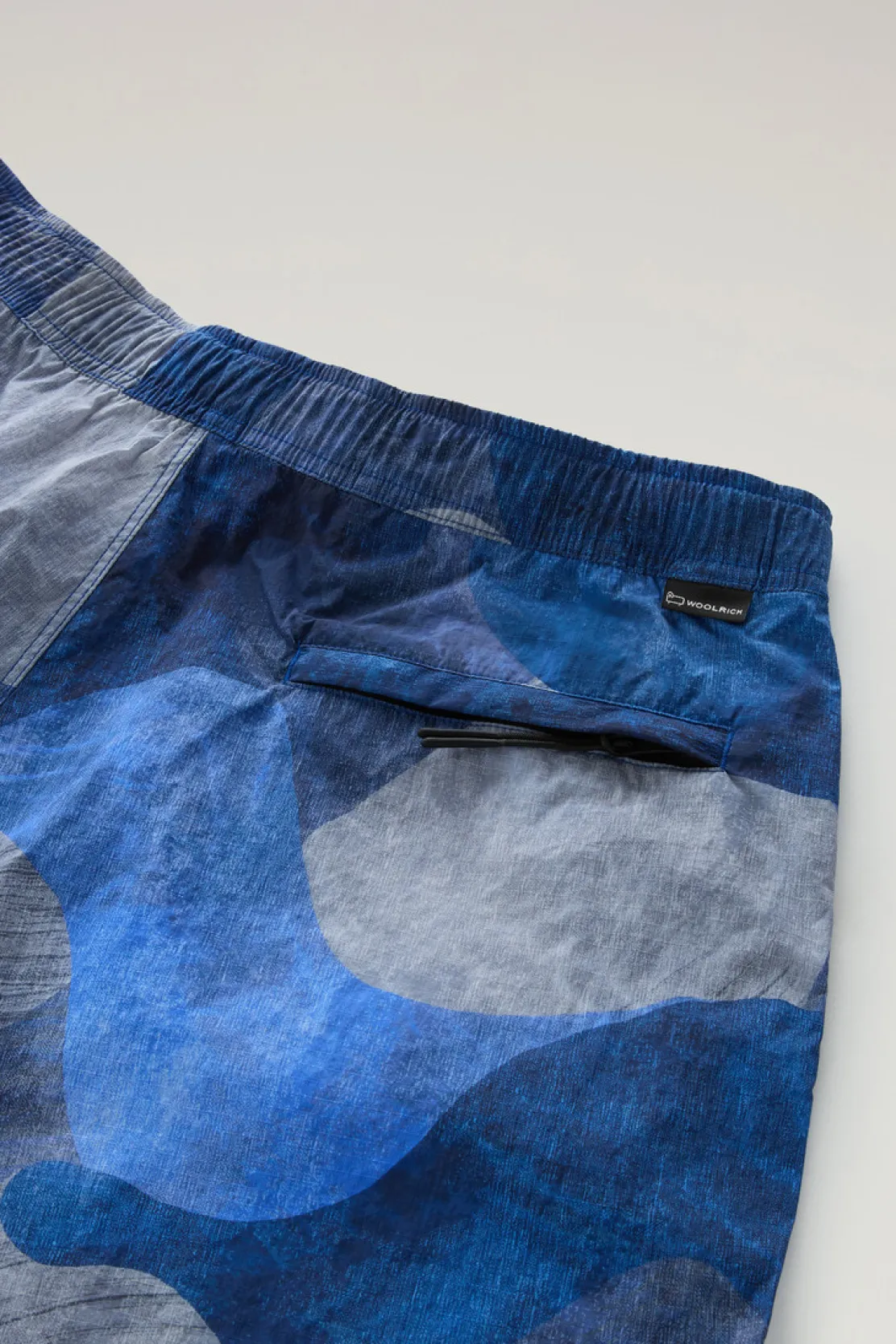 Pantaloni e pantaloncini>Woolrich Pantaloncini In Nylon Crinkle Con Stampa Royal Camo