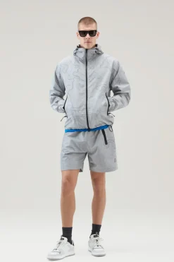 Pantaloni e pantaloncini>Woolrich Pantaloncini In Tessuto Ripstop Con Stampa Grey Trail map