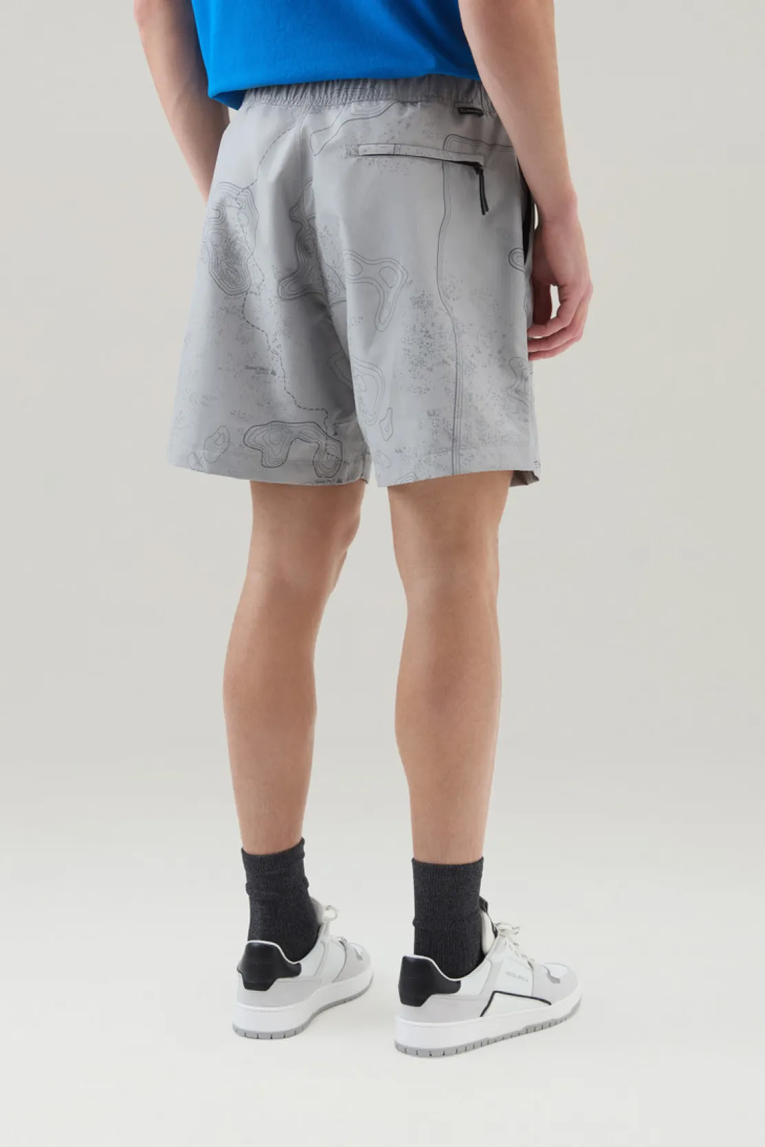 Pantaloni e pantaloncini>Woolrich Pantaloncini In Tessuto Ripstop Con Stampa Grey Trail map