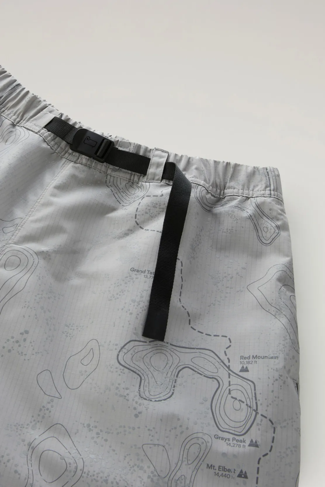 Pantaloni e pantaloncini>Woolrich Pantaloncini In Tessuto Ripstop Con Stampa Grey Trail map