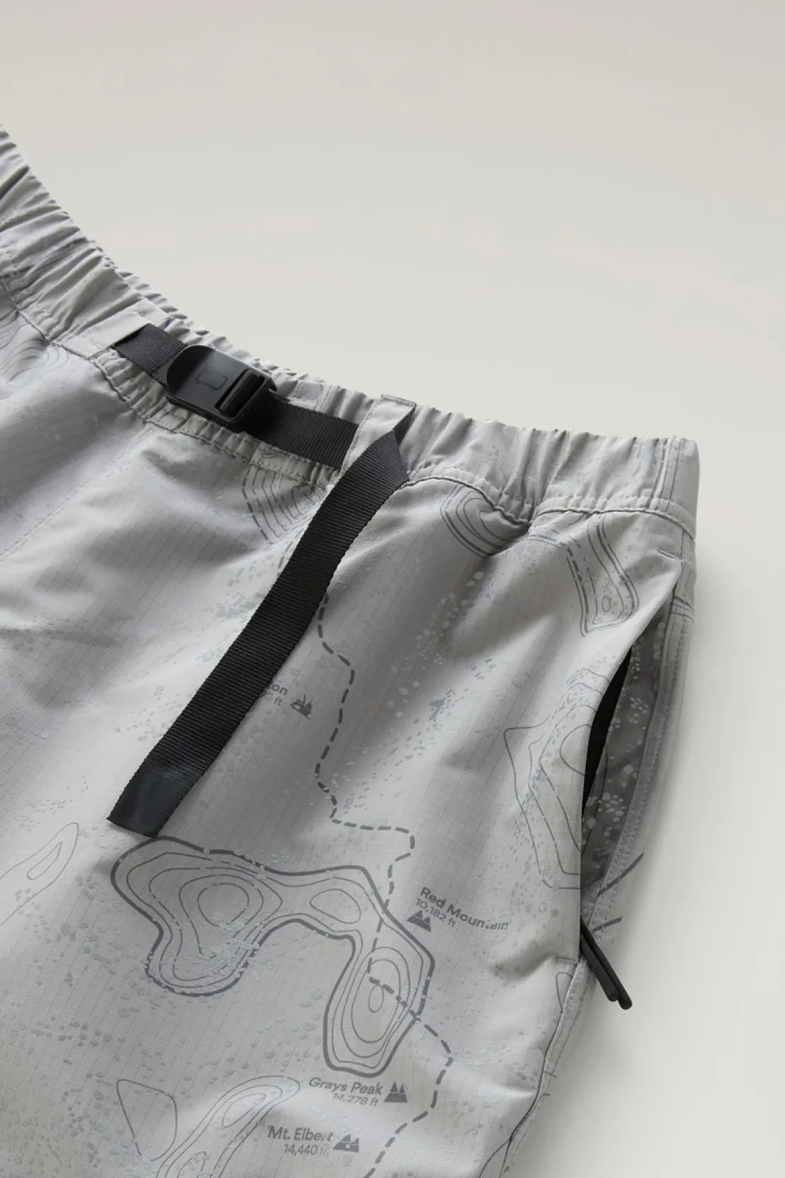 Pantaloni e pantaloncini>Woolrich Pantaloncini In Tessuto Ripstop Con Stampa Grey Trail map