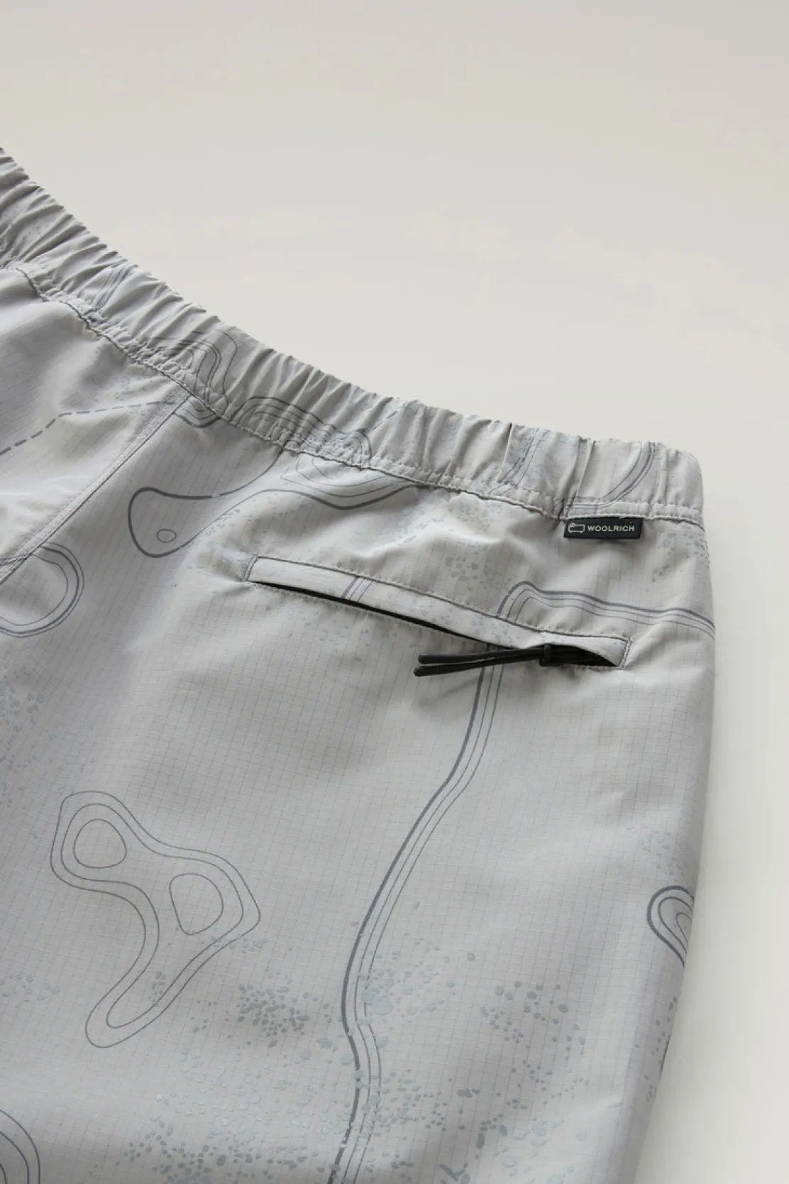 Pantaloni e pantaloncini>Woolrich Pantaloncini In Tessuto Ripstop Con Stampa Grey Trail map