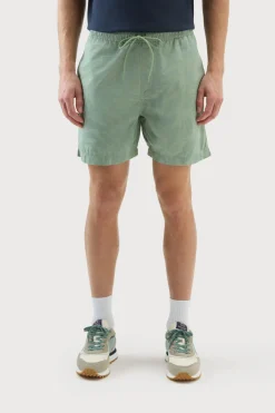 Pantaloni e pantaloncini>Woolrich Pantaloncini Tinti In Capo In Puro Cotone Con Stampa Tropical Sage Flower