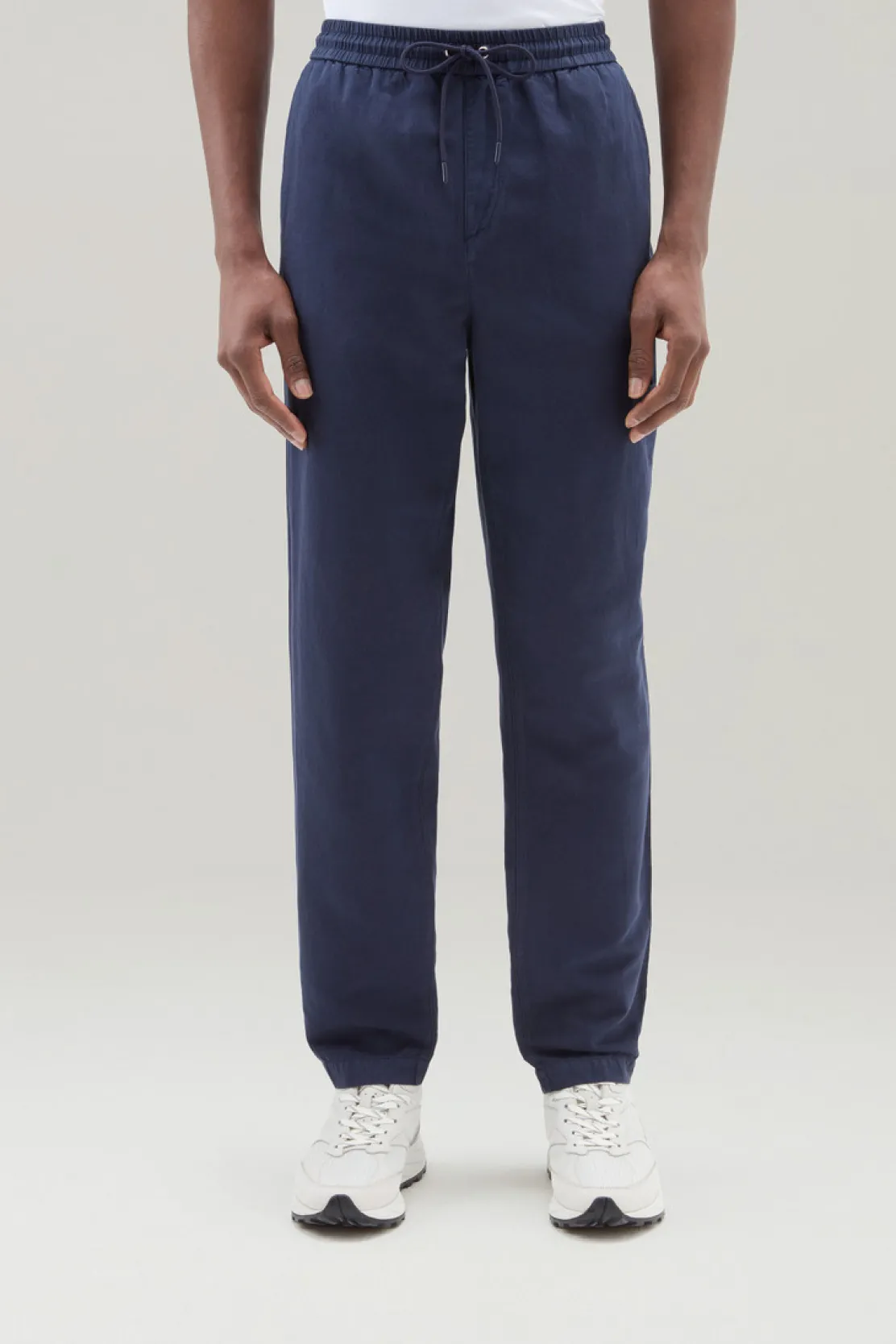 Pantaloni e pantaloncini>Woolrich Pantaloni Cargo In Misto Cotone E Lino Tinti In Capo Maritime Blue