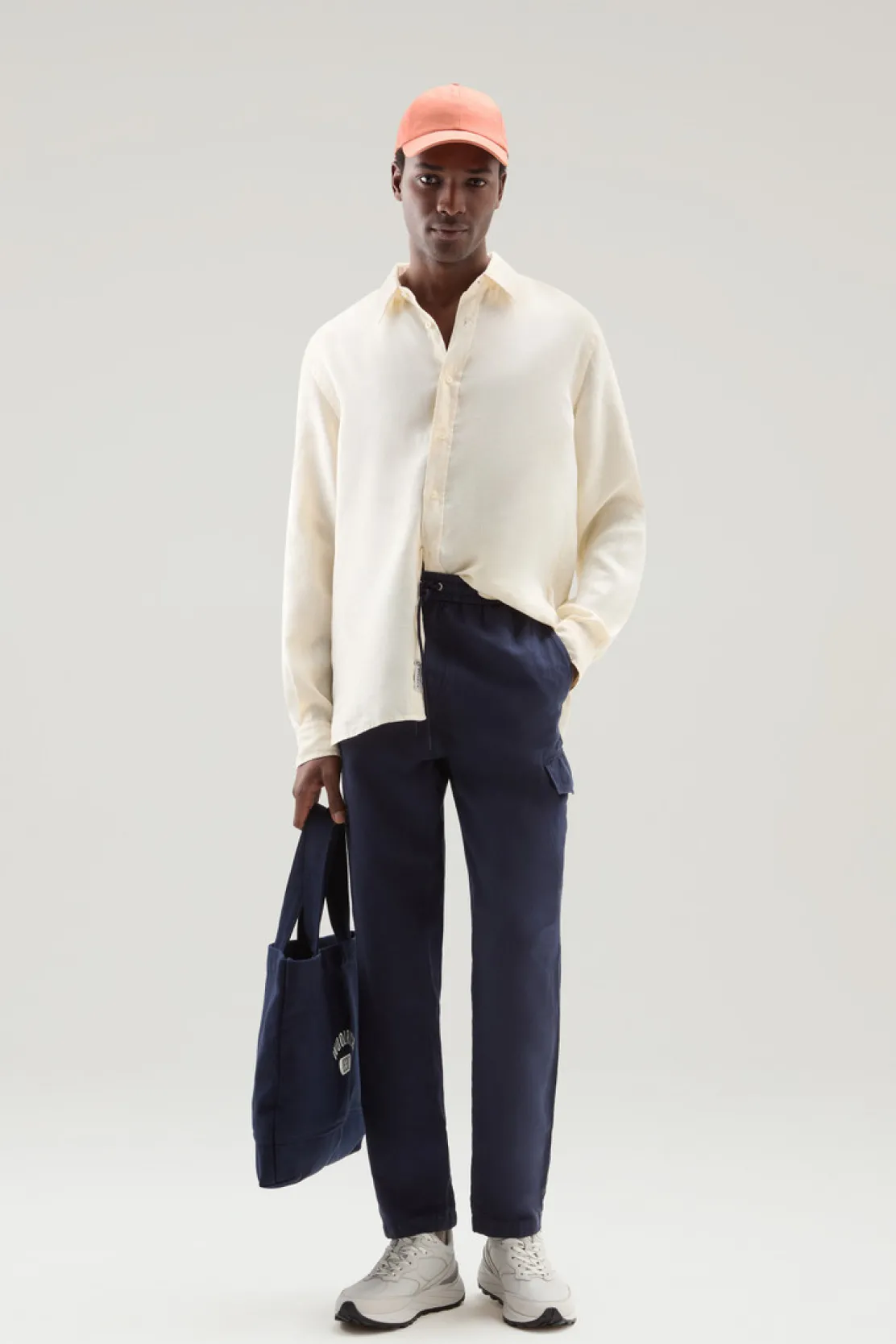 Pantaloni e pantaloncini>Woolrich Pantaloni Cargo In Misto Cotone E Lino Tinti In Capo Maritime Blue