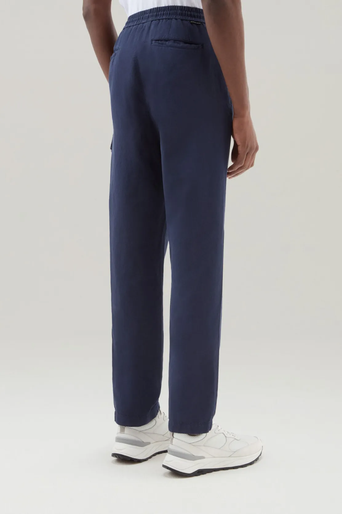 Pantaloni e pantaloncini>Woolrich Pantaloni Cargo In Misto Cotone E Lino Tinti In Capo Maritime Blue
