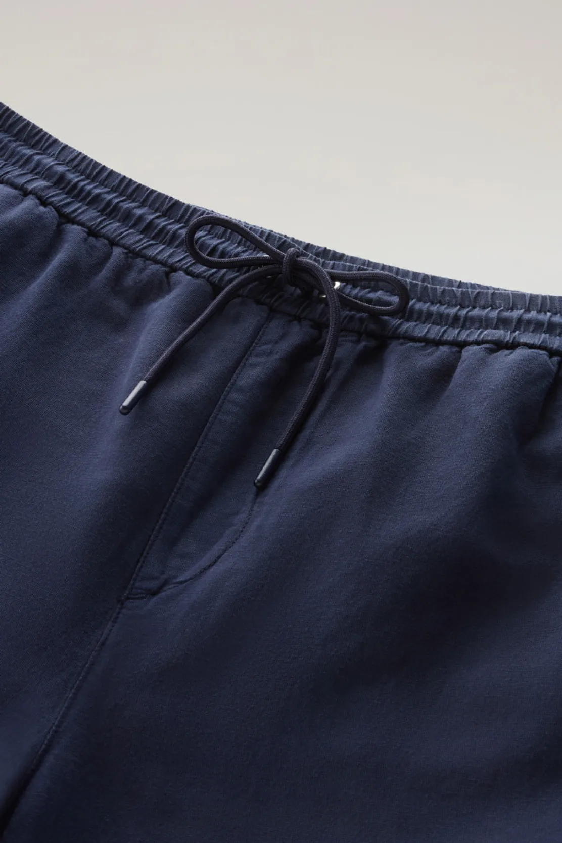 Pantaloni e pantaloncini>Woolrich Pantaloni Cargo In Misto Cotone E Lino Tinti In Capo Maritime Blue