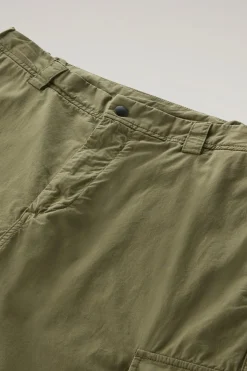 Pantaloni e pantaloncini><noscript><img width=