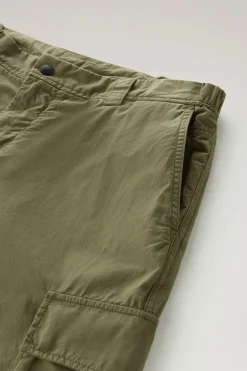 Pantaloni e pantaloncini><noscript><img width=