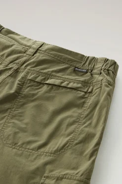 Pantaloni e pantaloncini><noscript><img width=