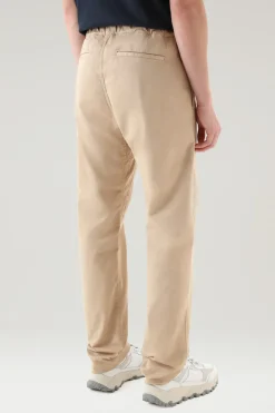 Pantaloni e pantaloncini>Woolrich Pantaloni Chino Tinti In Capo In Cotone Elasticizzato Con Cintura In Nylon Beach Sand