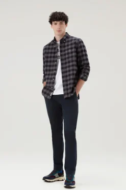 Pantaloni e pantaloncini>Woolrich Pantaloni Chino Tinti In Capo In Twill Di Cotone Elasticizzato Melton Blue
