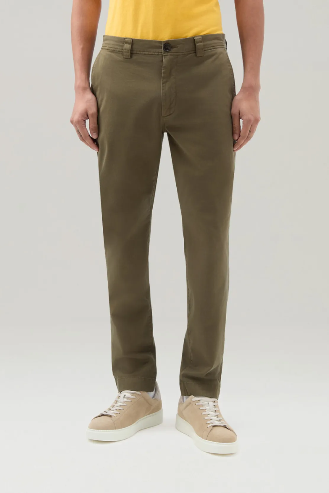 Pantaloni e pantaloncini>Woolrich Pantaloni Chino Tinti In Capo In Cotone Elasticizzato Lake Olive