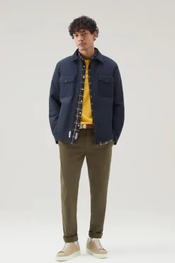 Pantaloni e pantaloncini>Woolrich Pantaloni Chino Tinti In Capo In Cotone Elasticizzato Lake Olive