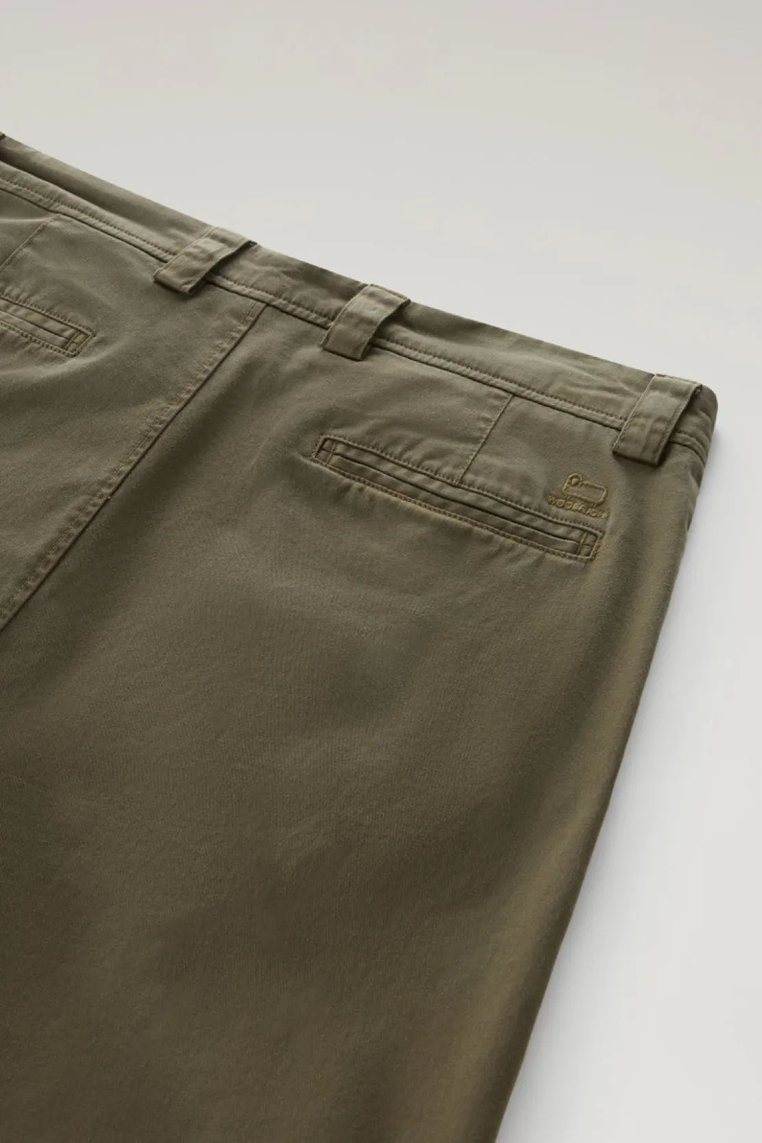 Pantaloni e pantaloncini>Woolrich Pantaloni Chino Tinti In Capo In Cotone Elasticizzato Lake Olive