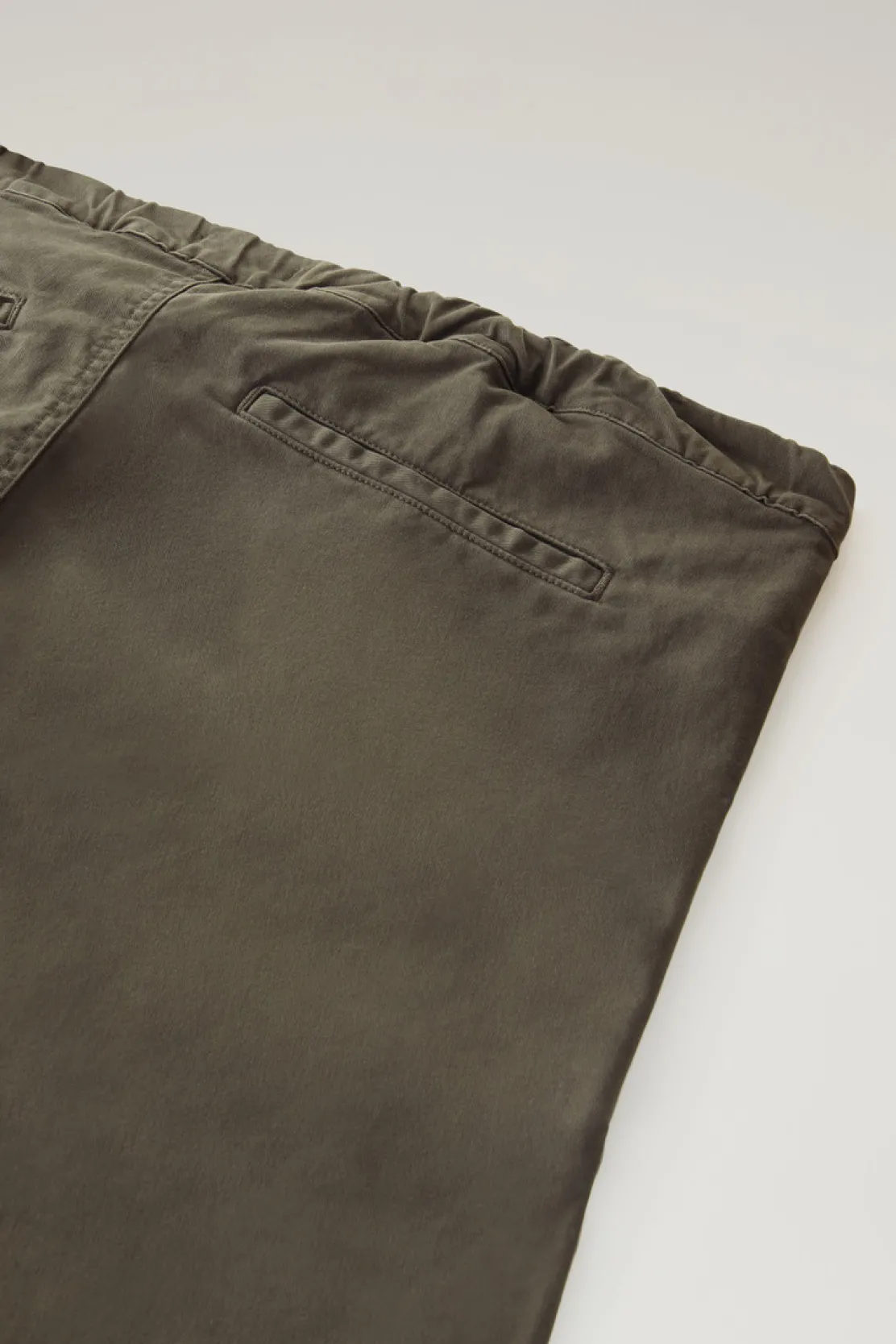 Pantaloni e pantaloncini>Woolrich Pantaloni Chino Tinti In Capo In Twill Di Cotone Elasticizzato Dark Green