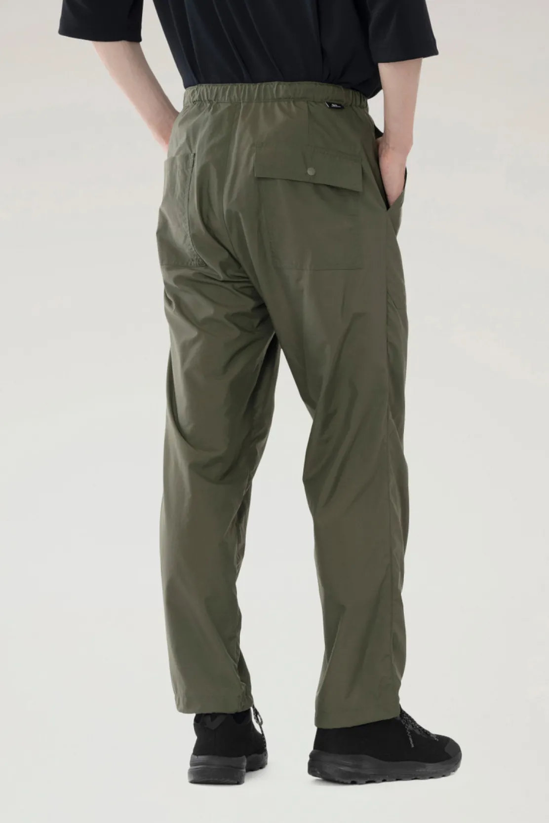 Outdoor Label Designed in Japan|Pantaloni e pantaloncini>Woolrich Pantaloni Ranch In Nylon Riciclato Olive