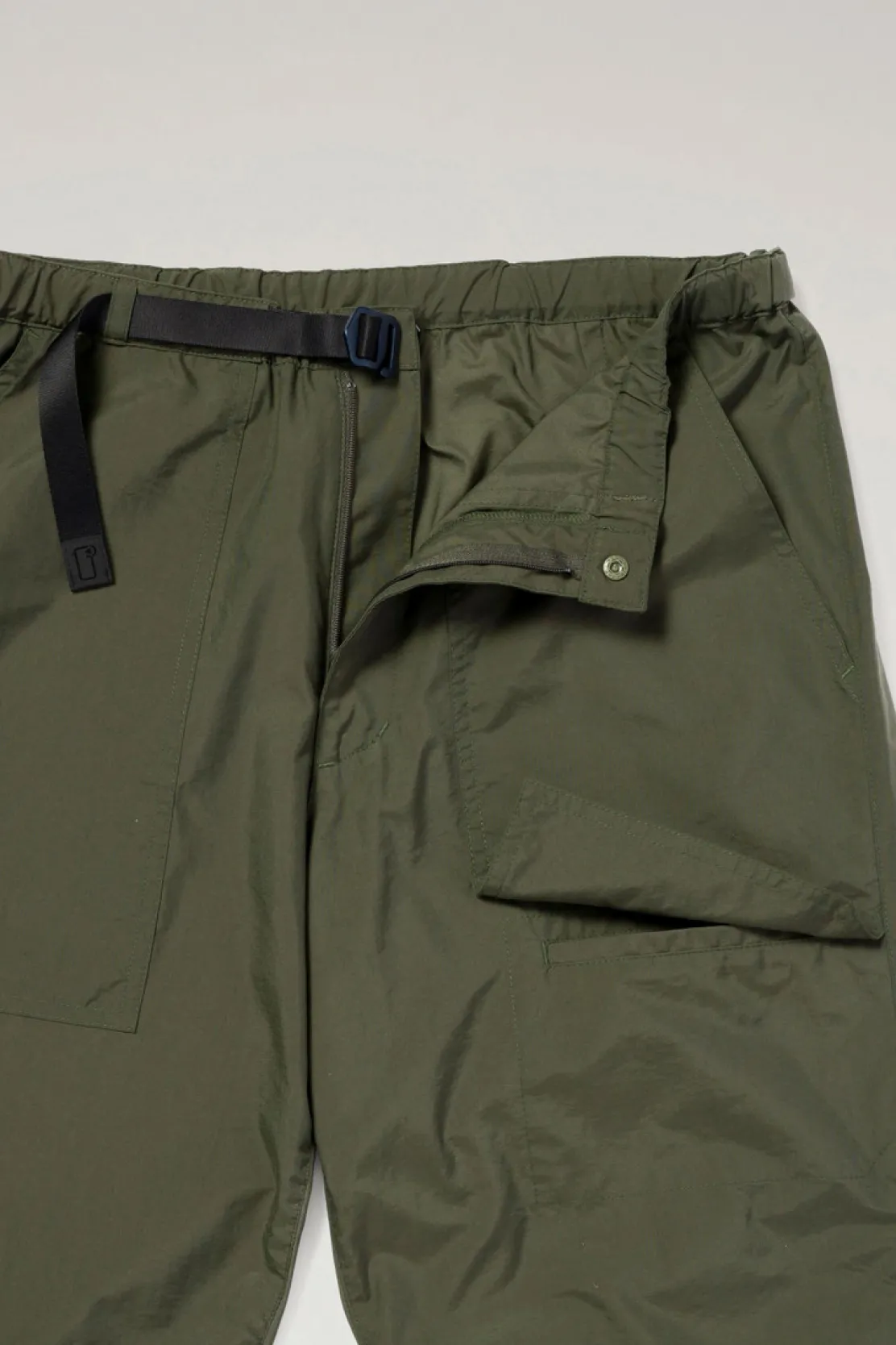 Outdoor Label Designed in Japan|Pantaloni e pantaloncini>Woolrich Pantaloni Ranch In Nylon Riciclato Olive