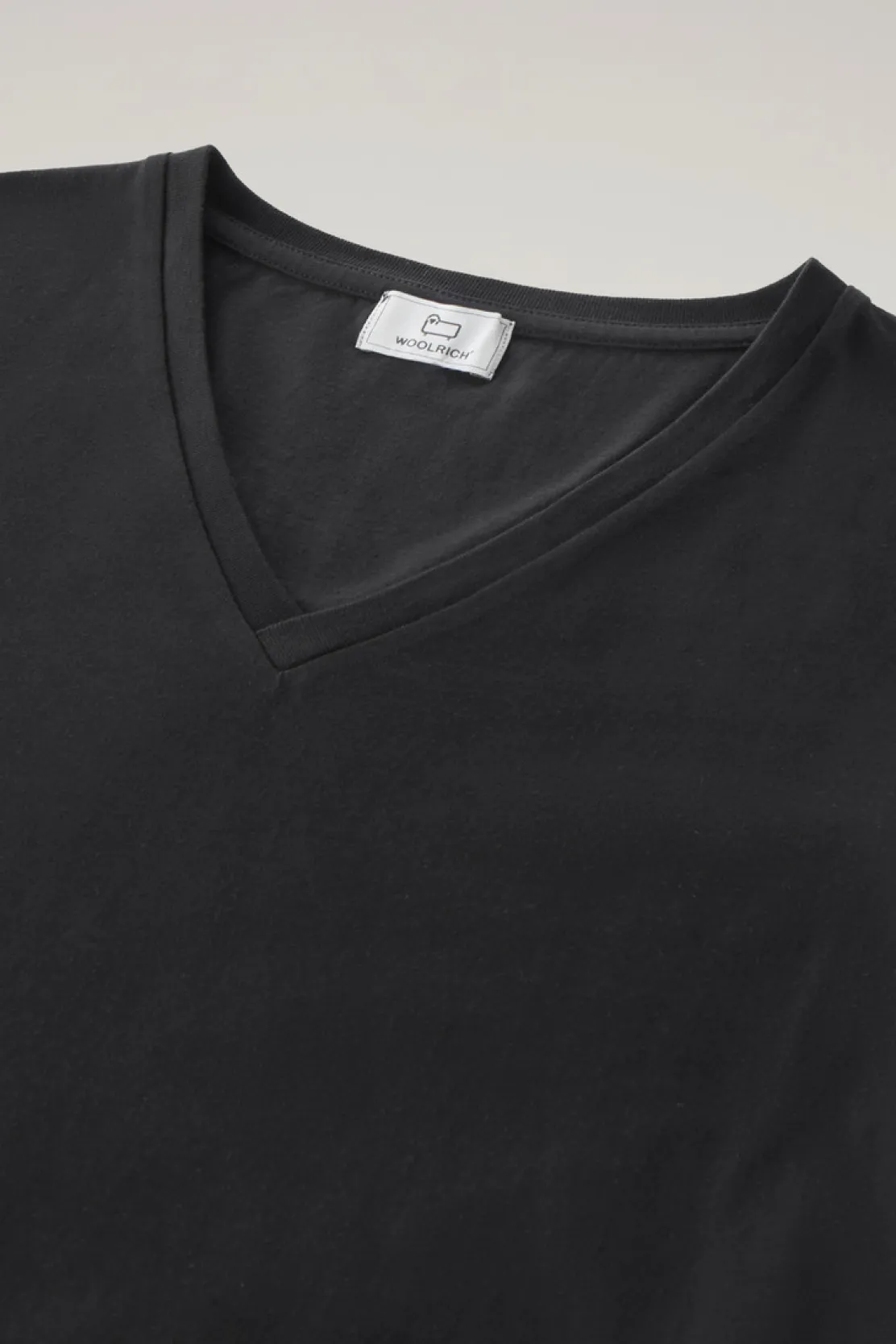 T-shirt e polo>Woolrich T-shirt Con Scollo A V In Puro Cotone Black