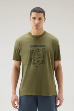 T-shirt>Woolrich T-shirt In Puro Cotone Con Stampa Outermates Lake Olive